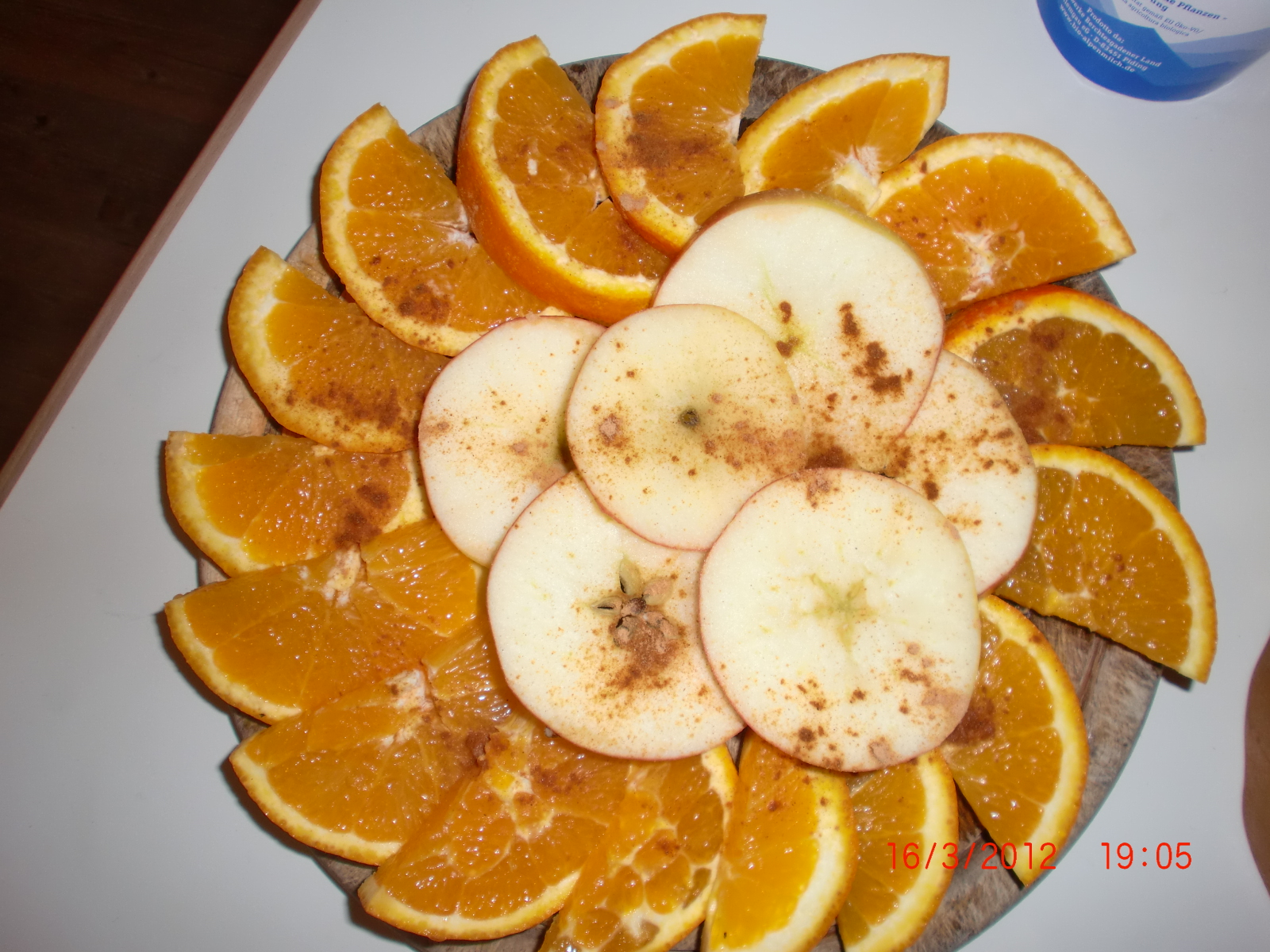 Orangen- und Apfelscheiben visuell ansprechbar serviert